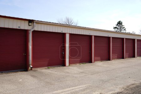 Foto de Mauston, Wisconsin, EE. UU. - 28 de octubre de 2021: Unidades de almacenamiento rojas utilizadas para que la comunidad almacene artículos. - Imagen libre de derechos