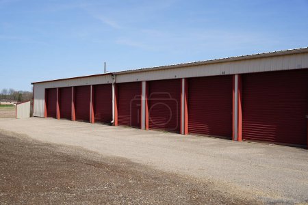Téléchargez les photos : Mauston, Wisconsin États-Unis - 28 octobre 2021 : Unités de stockage rouges utilisées par la communauté pour stocker des articles. - en image libre de droit