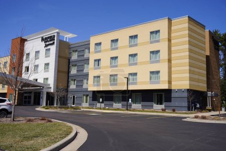 Foto de Wisconsin Dells, Wisconsin Estados Unidos - 19 de abril de 2022: Fairfield Inn and Suites Marriott hotel building servicing travelers and vacationers. - Imagen libre de derechos