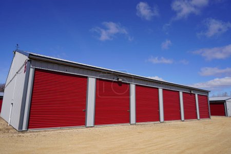 Foto de Unidades de almacenamiento de puerta roja utilizadas por la comunidad - Imagen libre de derechos