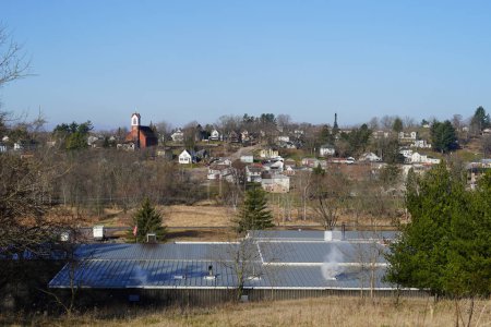 Foto de Elroy, Wisconsin, EE.UU. - 23 de abril de 2022: El campo de paneles solares ayuda a alimentar los hogares comunitarios. - Imagen libre de derechos