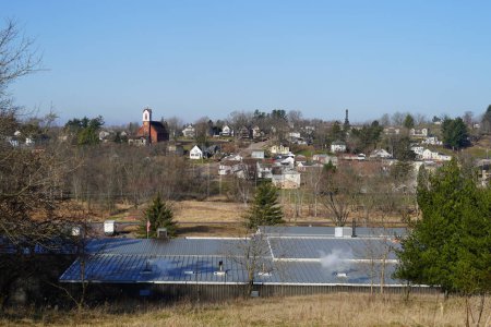 Foto de Elroy, Wisconsin, EE.UU. - 23 de abril de 2022: El campo de paneles solares ayuda a alimentar los hogares comunitarios. - Imagen libre de derechos