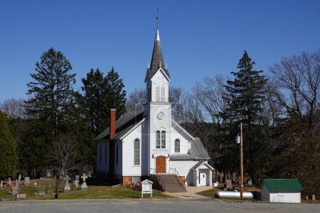 Téléchargez les photos : New Lisbon, Wisconsin États-Unis - 22 avril 2022 : L'église chrétienne blanche est assise à flanc de colline à la campagne. - en image libre de droit