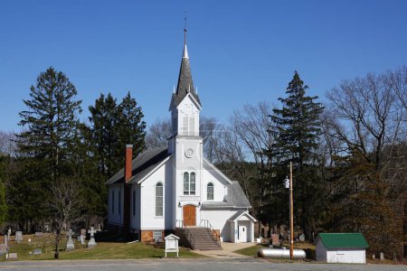 Téléchargez les photos : New Lisbon, Wisconsin États-Unis - 22 avril 2022 : L'église chrétienne blanche est assise à flanc de colline à la campagne. - en image libre de droit