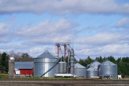 Téléchargez les photos : New Lisbon, Wisconsin États-Unis - 28 juillet 2023 : Silos à grains et ascenseurs sur un champ de céréales dans la campagne. - en image libre de droit