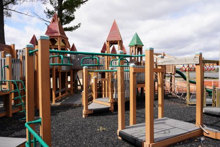 Téléchargez les photos : Enfants enfants château en bois thème aire de jeux ouverte pour le printemps et l'été. - en image libre de droit