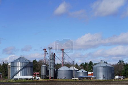 Téléchargez les photos : New Lisbon, Wisconsin États-Unis - 28 juillet 2023 : Silos à grains et ascenseurs sur un champ de céréales dans la campagne. - en image libre de droit