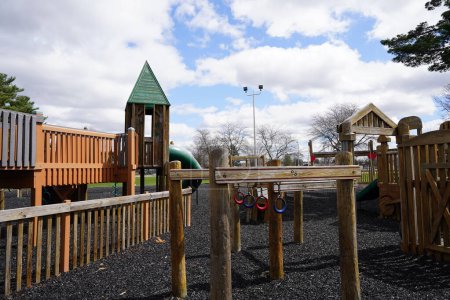 Téléchargez les photos : Enfants enfants château en bois thème aire de jeux ouverte pour le printemps et l'été. - en image libre de droit