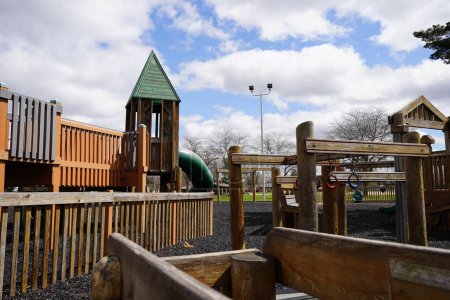 Foto de Niños niños castillo de madera tema parque infantil abierto para la primavera y el verano. - Imagen libre de derechos