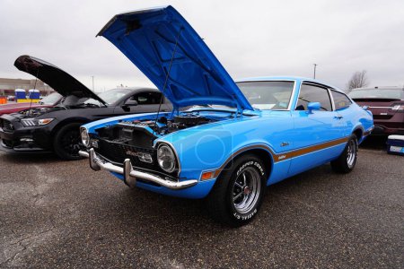 Téléchargez les photos : Baraboo, Wisconsin USA - 30 April, 2022 : 1972 Sky Blue Ford Maverick Grabber en croisière pour un salon de la voiture cause. - en image libre de droit