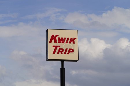 Foto de Tomah, Wisconsin - 6 de mayo de 2023: Kwik Trip firma estación de servicio de combustible. - Imagen libre de derechos