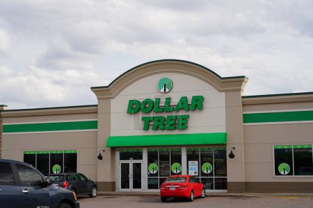 Foto de Wisconsin Dells, Wisconsin EE.UU. - 13 de abril de 2023: Dollar Tree tienda de descuento al por menor. - Imagen libre de derechos