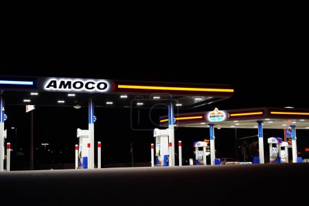 Téléchargez les photos : Tomah, Wisconsin États-Unis - 12 mai 2023 : La station-service d'Amoco brille pendant la nuit pour desservir la communauté. - en image libre de droit