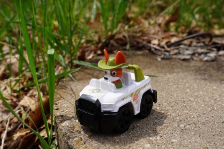 Téléchargez les photos : New Lisbon, Wisconsin États-Unis - mai 10th, 2023 : Paw Patrol Pup figurine d'action Tracker assis à l'extérieur autour de l'herbe. - en image libre de droit