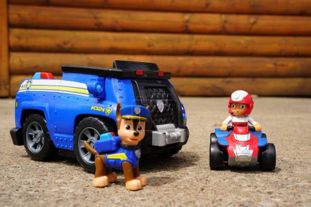 Téléchargez les photos : New Lisbon, Wisconsin USA - mai 10th, 2023 : Paw Patrol Police chiot Chase and Ryder kids action figure toys sit outside on a sunny day - en image libre de droit