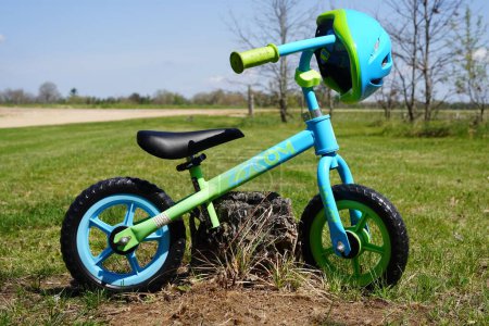 Foto de Nueva Lisboa, Wisconsin, EE.UU. - 10 de mayo de 2023: Zycom Bike Bicicleta Unisex de 10 pulgadas Equilibrio para niños se sienta afuera. - Imagen libre de derechos