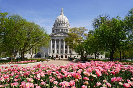 Téléchargez les photos : USA - May 9th, 2023: Madison, Wisconsin state Capitol government building during the spring time. - en image libre de droit