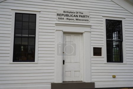 Téléchargez les photos : Ripon, Wisconsin États-Unis - 20 mai 2023 : Bâtiment historique, première maison républicaine la petite école blanche déménage de Blackburn Street à West Fond du Lac street - en image libre de droit