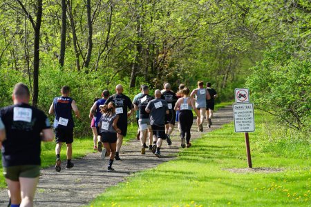 Foto de Camp Douglas, Wisconsin, EE.UU. - 17 de mayo de 2022: Corredores competitivos corren por un bosque - Imagen libre de derechos