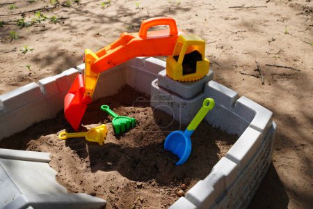 Téléchargez les photos : Bac à sable pour enfants avec pelleteuse - en image libre de droit