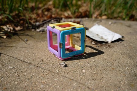 Foto de Bloques magnéticos utilizados fuera para construir objetos - Imagen libre de derechos