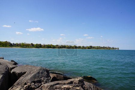 Téléchargez les photos : Rochers géants rochers assis sur la côte du lac Michigan sur la rive de Sheboygan, Wisconsin - en image libre de droit