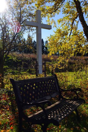 Téléchargez les photos : Croix chrétienne blanche debout sur la campagne de Fond du Lac, Wisconsin. - en image libre de droit