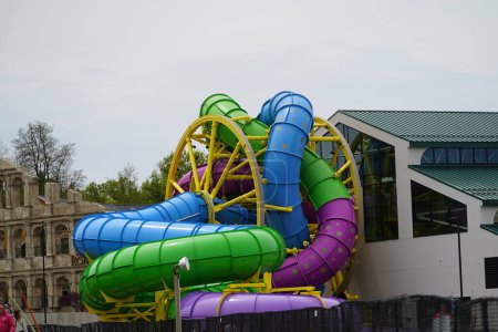 Téléchargez les photos : Wisconsin Dells, Wisconsin États-Unis - 21 mai 2022 : Nouveau tour du parc aquatique Slidewheel de Medusa au Mt. Olympus entièrement assemblé. - en image libre de droit