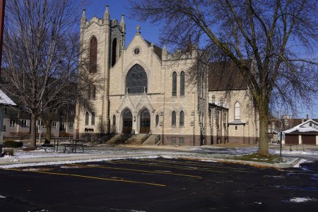 Téléchargez les photos : Fond du Lac, Wisconsin États-Unis - 10 décembre 2019 : La vieille église catholique fait partie de l'histoire de Fond du Lac pendant l'hiver. - en image libre de droit