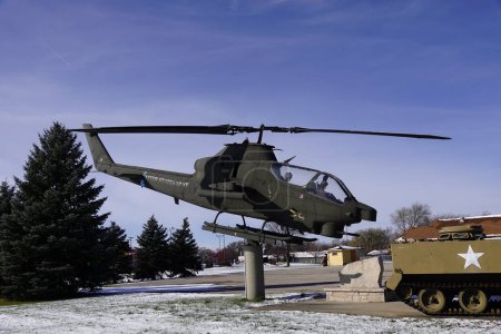 Foto de Prairie Du Sac, Wisconsin / Estados Unidos - 11 de abril de 2020: Bell UH-1A huey Estados Unidos Los puestos de helicópteros de guerra estadounidenses montados en el sitio conmemorativo a las afueras de Prairie Du Sac. - Imagen libre de derechos