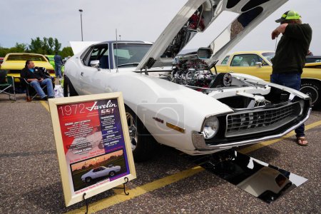 Téléchargez les photos : Wisconsin Dells, Wisconsin États-Unis - 21 mai 2022 : L'AMC Javelin SST 1972 blanche présentée au salon de l'automobile vintage. - en image libre de droit