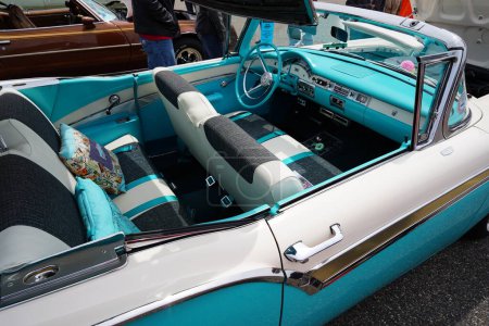 Téléchargez les photos : Wisconsin Dells, Wisconsin États-Unis - 21 mai 2022 : Turquoise Cream White 1957 Ford Retractable vintage car at Automotion car show - en image libre de droit