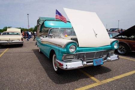 Foto de Wisconsin Dells, Wisconsin Estados Unidos - 21 de mayo de 2022: Turquoise Cream White 1957 Ford Retractable vintage car at Automotion car show - Imagen libre de derechos