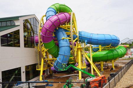Téléchargez les photos : Wisconsin Dells, Wisconsin États-Unis - 21 mai 2022 : Nouveau tour du parc aquatique Slidewheel de Medusa au Mt. Olympus entièrement assemblé. - en image libre de droit
