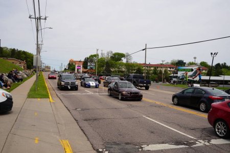 Foto de Wisconsin Dells, Wisconsin, EE.UU. - 21 de mayo de 2022: Varios tipos de camiones y automóviles inundaron las calles creando tráfico durante Automotion. - Imagen libre de derechos