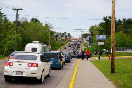 Foto de Wisconsin Dells, Wisconsin, EE.UU. - 21 de mayo de 2022: Varios tipos de camiones y automóviles inundaron las calles creando tráfico durante Automotion. - Imagen libre de derechos