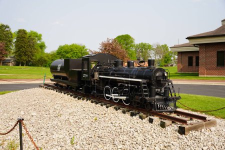 Foto de Green Bay, Wisconsin Estados Unidos - 23 de mayo de 2023: Miniature Soo Line 2718 a H-23 class 4-6-2 Pacific steam locomotive replica sits in front of the National Railroad Museum. - Imagen libre de derechos