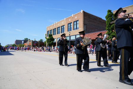 Téléchargez les photos : Sheboygan, Wisconsin / États-Unis - 4 juillet 2019 : La fanfare musicale municipale de Kiel a défilé avec fierté pour la fête de l'indépendance du 4 juillet 2019. - en image libre de droit