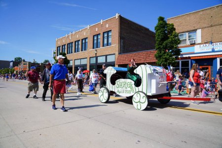 Téléchargez les photos : Sheboygan, Wisconsin États-Unis - 4 juillet 2022 : Une voiture Shrek en parade - en image libre de droit