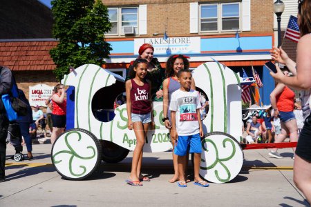 Téléchargez les photos : Sheboygan, Wisconsin États-Unis - 4 juillet 2022 : Une voiture Shrek en parade - en image libre de droit