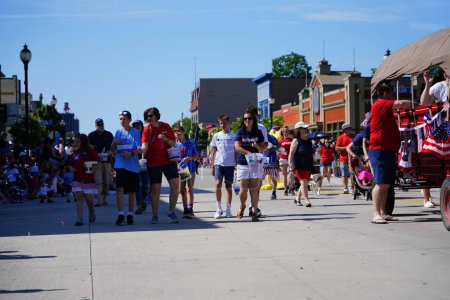 Foto de Sheboygan, Wisconsin - 4 de julio de 2022: Desfile de participantes del Freedom Fest - Imagen libre de derechos