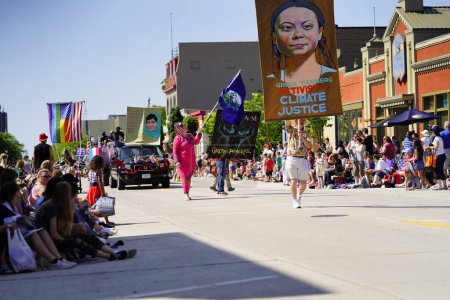Téléchargez les photos : Sheboygan, Wisconsin États-Unis - 4 juillet 2019 : L'activiste écologiste et les partisans de Greta Thunberg ont défilé dans la fierté de la liberté lors de la célébration du 4 juillet - en image libre de droit