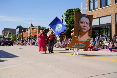 Téléchargez les photos : Sheboygan, Wisconsin États-Unis - 4 juillet 2019 : L'activiste écologiste et les partisans de Greta Thunberg ont défilé dans la fierté de la liberté lors de la célébration du 4 juillet - en image libre de droit
