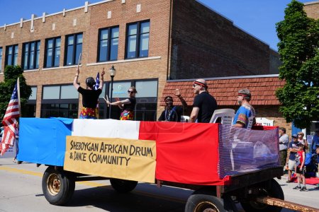 Foto de Sheboygan, Wisconsin, EE.UU. - 4 de julio de 2019: Activista ambientalista y partidarios de greta thunberg marcharon en desfile por el orgullo por la libertad durante la celebración del 4 de julio - Imagen libre de derechos