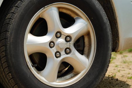 Téléchargez les photos : 5 boulons d'écrou à pattes sur une jante pour une roue de véhicule. - en image libre de droit