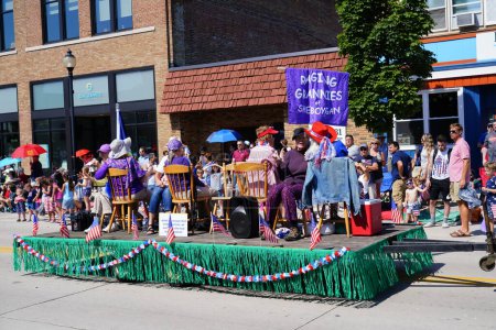 Foto de Sheboygan, Wisconsin, Estados Unidos - 4 de julio de 2022: Grannies furiosas viajando en desfile - Imagen libre de derechos