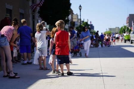Foto de Sheboygan, Wisconsin / Estados Unidos - 4 de julio de 2019: Muchos miembros de la comunidad salieron para ser espectadores y ver el desfile del festival del orgullo de la libertad del 4 de julio en el centro de la ciudad - Imagen libre de derechos
