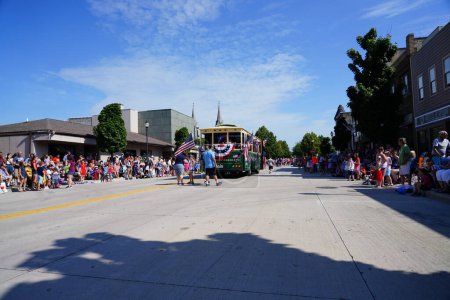 Téléchargez les photos : Sheboygan, Wisconsin / États-Unis - 4 juillet 2019 : Le trolley-bus Titletown traverse le 4ème défilé de la fierté de la liberté américaine - en image libre de droit