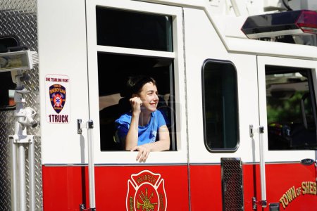 Foto de Sheboygan, Wisconsin / Estados Unidos - 4 de julio de 2019: Los bomberos y camiones de rescate del departamento de bomberos de Sheboygan participaron en el desfile del orgullo por la libertad el 4 de julio - Imagen libre de derechos