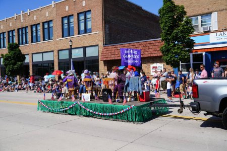 Foto de Sheboygan, Wisconsin, Estados Unidos - 4 de julio de 2022: Grannies furiosas viajando en desfile - Imagen libre de derechos
